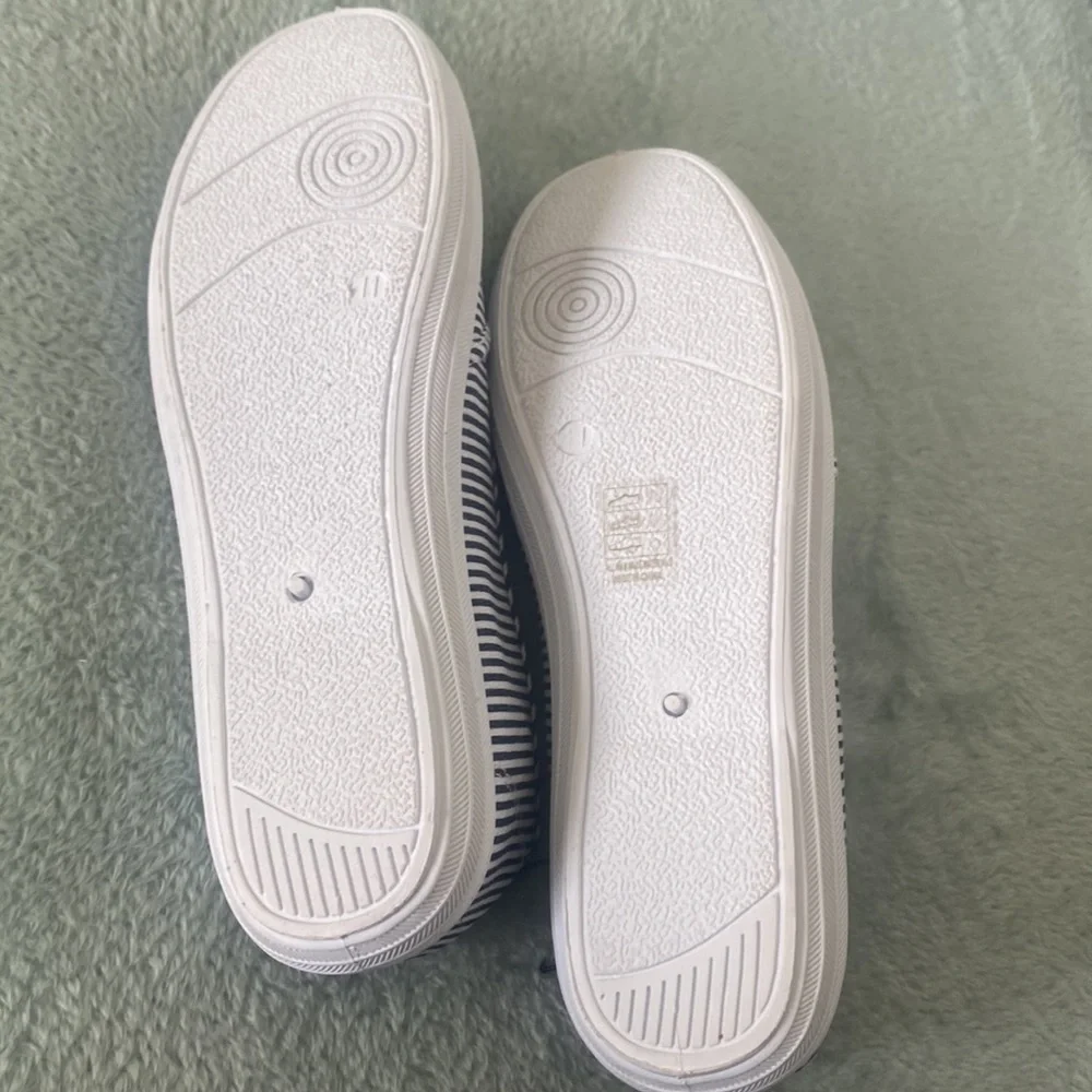 NWT Dark navy and white slip on striped shoe 11 - Picture 6 of 13